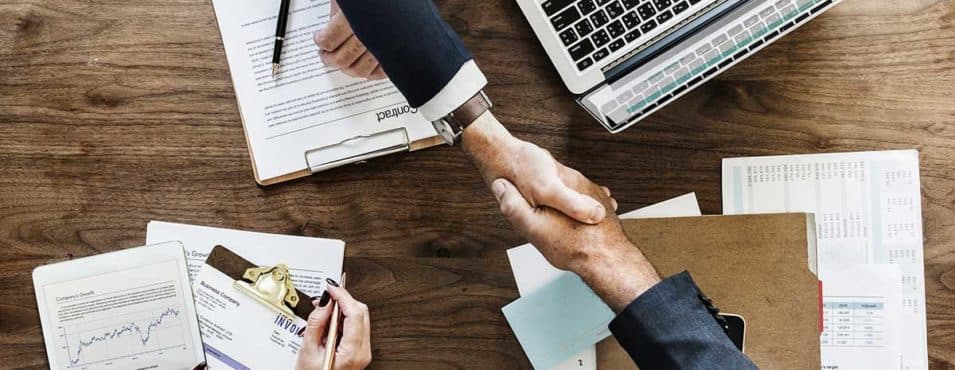 Structure abstraite et verte symbolisant la croissance du patrimoine